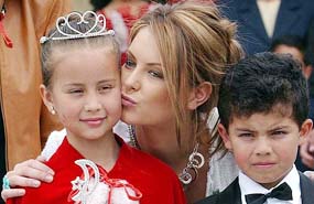 Miss Universe Jennifer Hawkins kisses Dayana Echeverria, Queen of Carcelen School