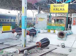 The defunct hydraulic buffers at the Kalka terminal end with the piston of one of these lying neglected on the tracks.