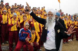 Ninety-one-year-old veteran marathon runner Fauja Singh being welcomed by other athletes at Chamkaur Sahib