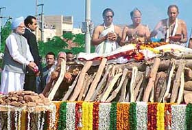 Prime Minister Manmohan Singh pays his last respects to P V Narasimha Rao during his cremation at Rock Garden in Hyderabad