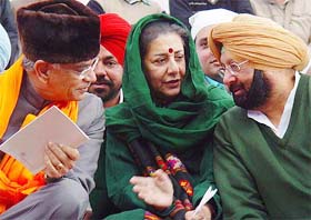 Union Home Minister Shiv Raj Patil and Congress general secretary Ambika Soni discuss a point with Captain Amarinder Singh at a rally in Fatehgarh Sahib