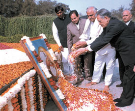 Delhi Lt-Governor B. L. Joshi paying floral tribute at the Samadhi of Maharaja Surajmal in the Capital