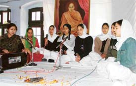 Students of Arya School, Raikot, sing a bhajan to mark the martyrdom day of Swami Shradhanand in Ludhiana