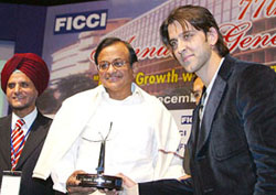 Hrithik Roshan receives the Best Actor award from Finance Minister P. Chidambaram for the film, Koi Mil Gaya