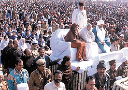 Nirankari Baba Hardev Singhji, Mata Sawinder and Rajmata Kulwant Kaur being led to the Samagam to celebrate Bhakti Parv in the Capital.