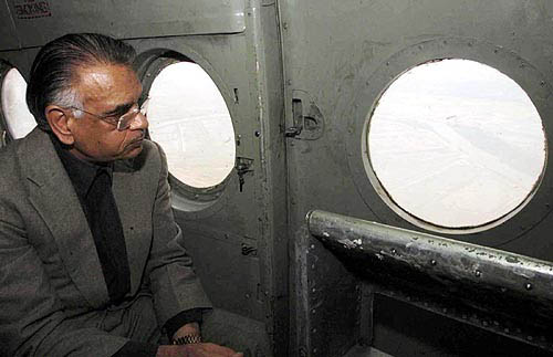 Union Home Minister Shivraj Patil takes an aerial view of the devastation caused by the tidal waves in Tamil Nadu on December 27.  PTI