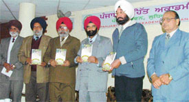 Punjabi writers release a volume, ‘Kafla Chalda Raiga’, at Punjabi Bhavan in Ludhiana on Tuesday