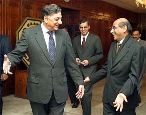 Pakistans Foreign Secretary Riaz Khokhar and his Indian counterpart Shyam Saran in Islamabad
