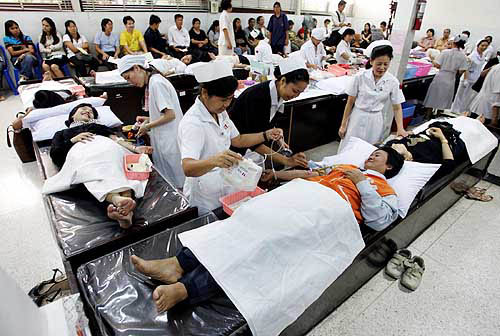 People donate blood to victims of Sunday's quake-triggered tsunami that hit southern Thailand at a Red Cross centre in Bangkok on December 29.  Reuters