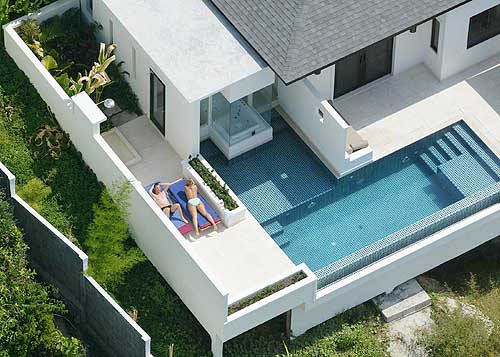An aerial view of foreign tourists sunbathing in a private villa in Racha island, in southern Thailand, on December 29. The villa was not damaged by a quake-triggered tsunami that slammed the coastal areas across Asia over the weekend, killing tens of thousands and causing major property damage.  Reuters