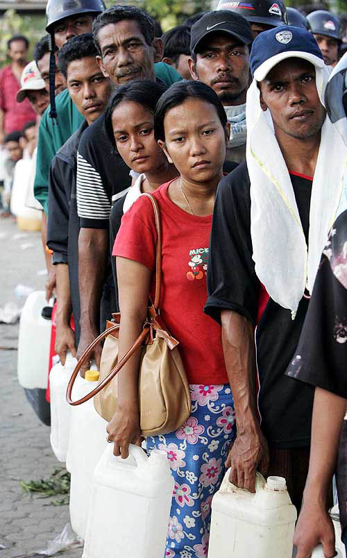 Residents of Banda Aceh, Indonesia, queue for petrol at a gas station on December 29, after a tsunami hit the town on Sunday.  Reuters