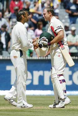 Pakistans Shoaib Akhtar congratulates Australias Matthew Hayden after the hosts won the second Test in Melbourne on Wednesday