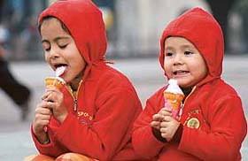 Two children, to ‘beat’ December chill, savour ice cream in Sector 17, Chandigarh