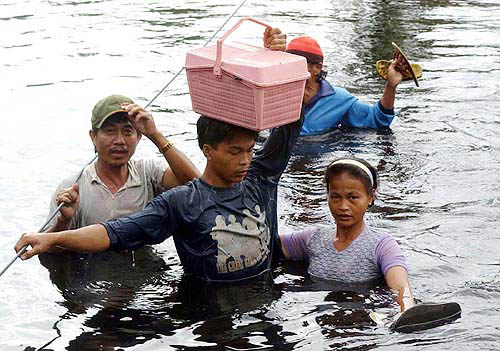 Tsunami victims cross a flooded river by rope after Sundays massive tidal wave at Sirombu village in Nias, North Sumatra, Indonesia, on December 29.  AP/PTI