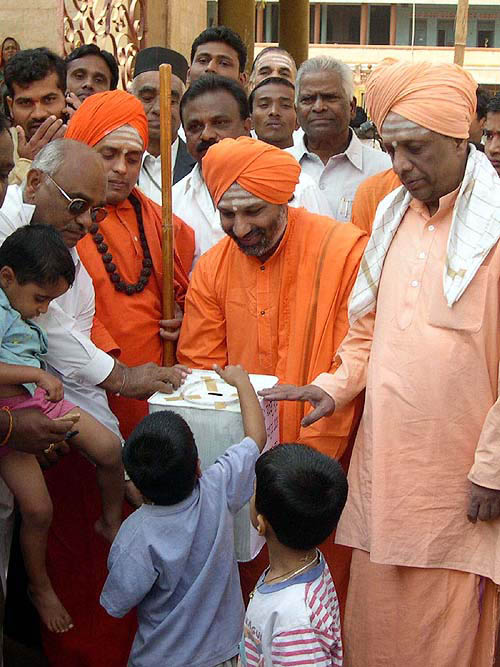 Hindu pontiffs of Moorusavira math collect funds for tsunami victims, in Hubli on December 30.  PTI