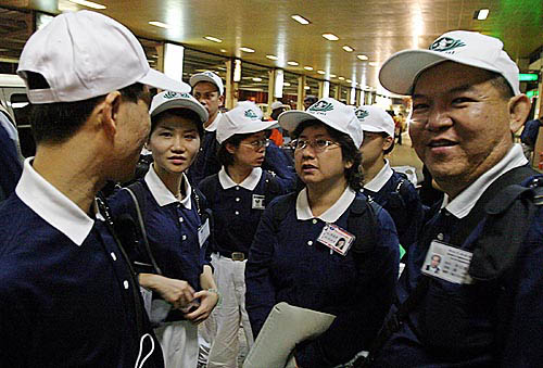 Helpers of the Taiwan TZUSHI Buddhist disaster relief organisation arrive at Colombo airport in Sri Lanka on December 30. Relief workers raced to prevent disease and help hundreds of thousands of homeless and shocked victims of the tsunami in South Asia as the largest international aid operation for decades rolled into devastated coastal areas.  Reuters