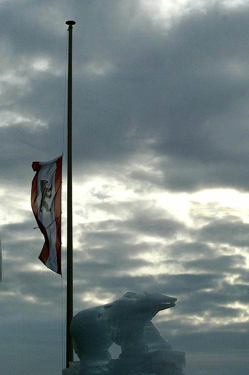 A Berlin flag flying at half-mast flanks Brandenburg Gate, scene of preparations for New Year festivities in Berlin, on December 30. Around 1,000 Germans are still missing as a result of the deadly Asian tsunami as the country readies for New Year's Eve celebrations.  Reuters