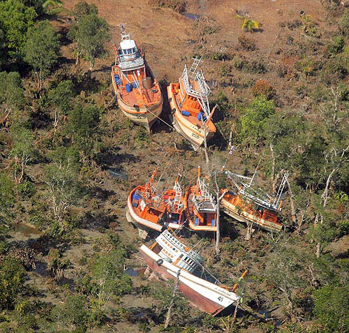 An aerial view of Khao Lak, about 115 km north of the Thai island of Phuket, on December 30. The quake-triggered tsunami which ripped apart tourist-packed Khao Lak beach in south Thailand may have killed 3,000 people there, local police said on Wednesday.  Reuters