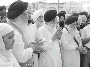 Gurcharan Singh Tohra participates in the ardas before the starting of kar seva at the Golden Temple, Amritsar