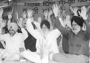 Tohra raises his hands at the launch of the Sarab Hind Shiromani Akali Dal