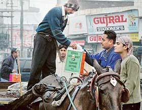 A cart owner contributes his bit for tsunami victims in Ludhiana