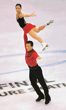 The Chinese pair of Shen Xue (top) and Zhao Hongbo won the pairs free skating at the ISU Grand Prix of Figure Skating Final 2004-05 in Beijing.