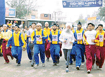 93-year-old Fauja Singh ran in the Chamkaur Sahib marathon recently.