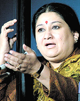 Subha Mudgal performing on the occasion of the 16th Safder Hashmi Memorial function in the Capital 