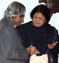Mrs Anapurna Dixit, wife of National Security Adviser J.N. Dixit, who died after massive heart attack, being consoled by President A.P.J. Abdul Kalam at her residence in New Delhi on Monday. 