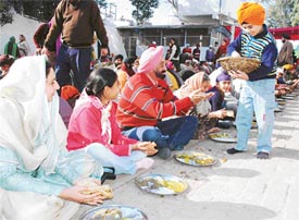 Devotees partake of langar on the occasion of the birth anniversary of Guru Gobind Singh at Gurdwara Sri Tegh Bahadur Sahib in Sector 34, Chandigarh, on Wednesday