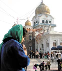 A devotee praying at the Bangla Sahib Gurdwara on the occasion of the birth anniversary of Guru Gobind Singh in the Capital