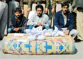 Three persons in the Ludhiana polices custody with straw mats used by them for 