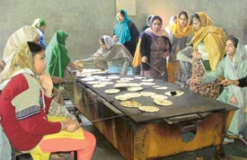 Women prepared langar on the occasion of Guru Gobind Singhs birth anniversary 