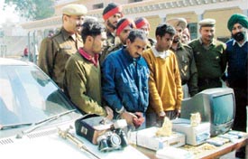 Three persons caught by the Salem Tabri police, Ludhiana for stealing cars, mobiles and other items