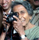 India's first woman photo journalist Homai Vyarawalla inaugurates a photography exhibition in New Delhi 