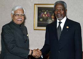 UN Secretary General Kofi Annan greets Indian Foreign Minister Natwar Singh
