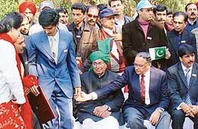 The Punjab Governor, Gen S.F. Rodrigues (retd), interacts with journalists from Pakistan at the Panj Darya Media Conference in Chandigarh