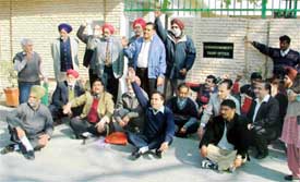 Members of the Park Management Committees raise slogans outside the house of the Commissioner, MC, Ludhiana