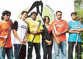 The five captains of Premier Hockey League Tier I teams Arjun Halappa (Bangalore Hi-Fliers), Viren Rasquinha (Maratha Warriors), Ignace Tirkey (Chennai Veerans), Gagan Ajit Singh (Sher-e-Jallandhar) and Dilip Tirkey (Hyderabad Sultans), with fashion designer Aparna Chandra.