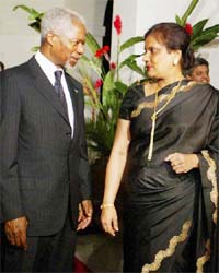 UN chief Kofi Annan is greeted by Sri Lankan President Chandrika Kumaratunga upon his arrival to the President's house in Colombo on Saturday