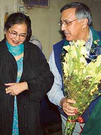 Mr Ujjal Dosanjh, Health Minister of Canada, with his wife arrives at Chandigarh Railway Station from New Delhi on Sunday night