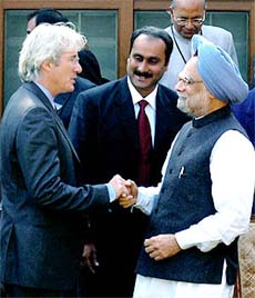 Dr Manmohan Singh with AIDS activist and Hollywood actor Richard Gere at the Media Leaders Summit in New Delhi
