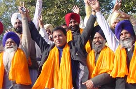 Working President of the Haryana Pradesh Congress Randeep Singh Surjewala with Sikh religious leaders of Haryana who joined the Congress in New Delhi