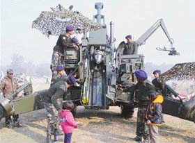 Armymen explain to children about Bofors gun display, as part of Army Day 2005 in Ambala cantonment