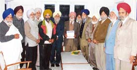 Functionaries of the Senior Sikh Budhijiwi Council with a cheque for Rs 25,700 which they have contributed towards the relief fund for tsunami victims in Ludhiana