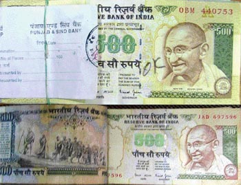 Above: The bundle bearing the seal of Punjab and Sind Bank; (and below) The duplicate Rs 500 note in the bundle 