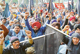Members of the coordination committee of government and MC employees and workers of Chandigarh protest against the Administration at Matka Chowk 