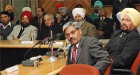 Punjab Revenue Minister Amarjit Samra inaugurates the first farad centre of the state under the e-patwari scheme at Tehsil Complex in Jalandhar