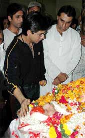 Bollywood star Shah Rukh Khan at Shivaji Park Crematorium to pay homage to the mortal remains of actor Amrish Puri  in Mumbai on Thursday.