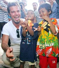 Latin pop star Ricky Martin plays with children at a temporary shelter for the tsunami victims in Thailand's Or-Bo-Tor town 